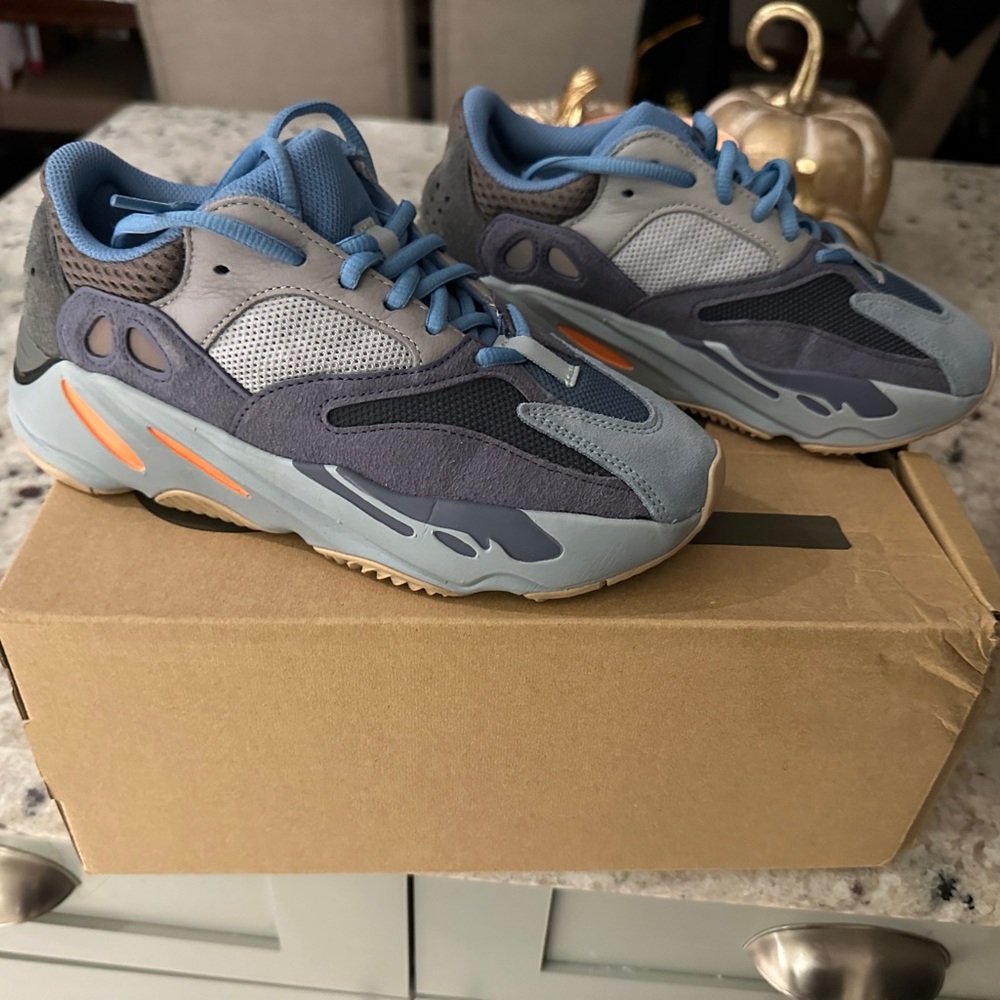 Yeezy Boost 700. Sneaker size 5
